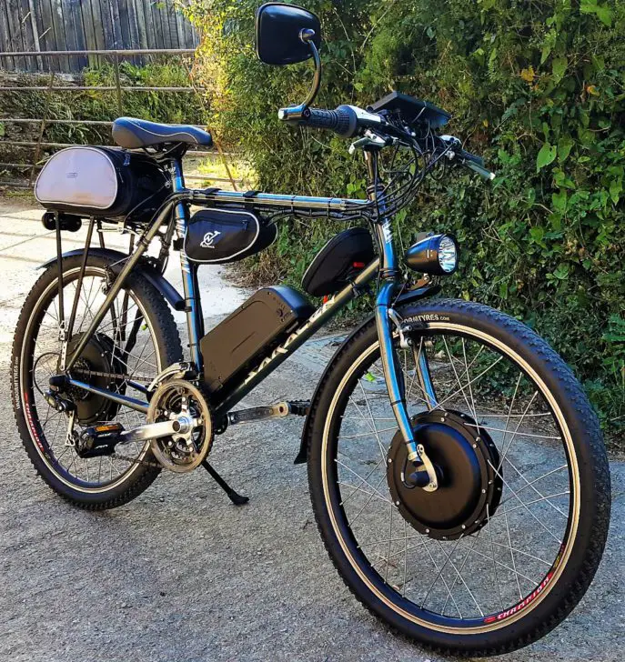 Ten rower górski saracen ma na obu kołach silnik piasty rowerowej 1000w
