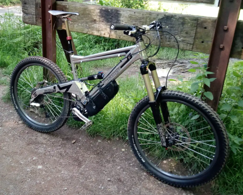Bicicleta de montanha de suspensão total laranja equipada com um kit de bicicleta elétrica tongsheng tsdz2