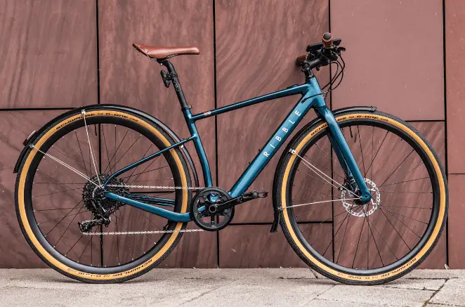 uma bicicleta híbrida elétrica azul ribble ale