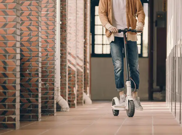 xiaomi m365 scooter køres inde i en bygning