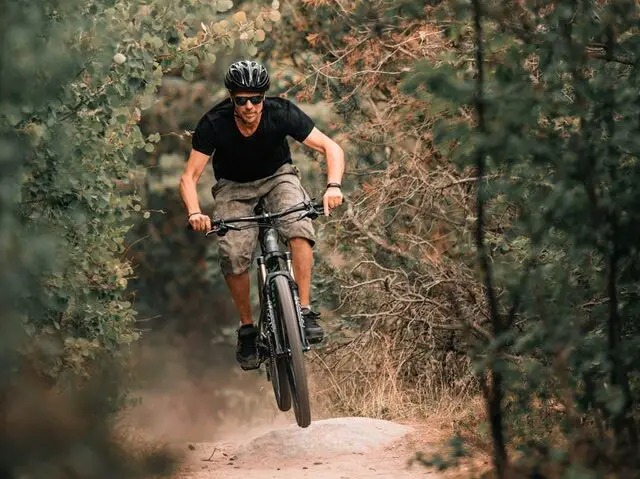 gorski kolesar v zraku
