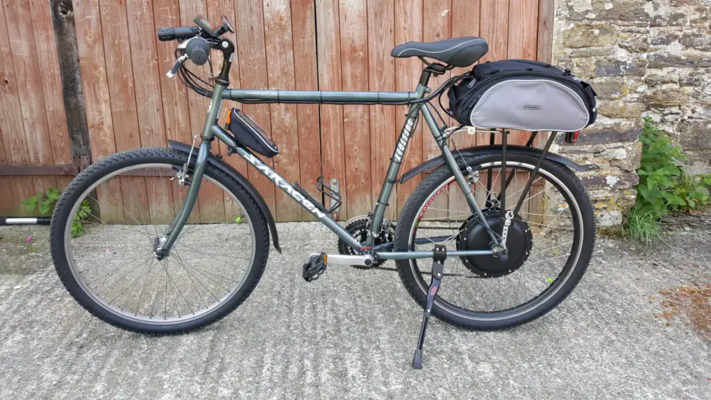 Een vintage mountainbike uitgerust met een 1000w ebike conversie kit achterwiel