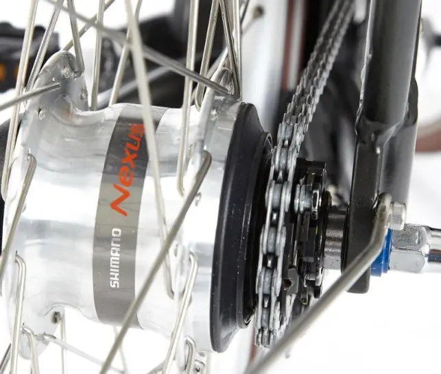 the shimano nexus 7 internally geared hub fitted to the btwin elops 920 e