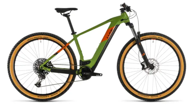 bicicleta de montaña eléctrica cube reacción ex625 en verde con neumáticos de goma