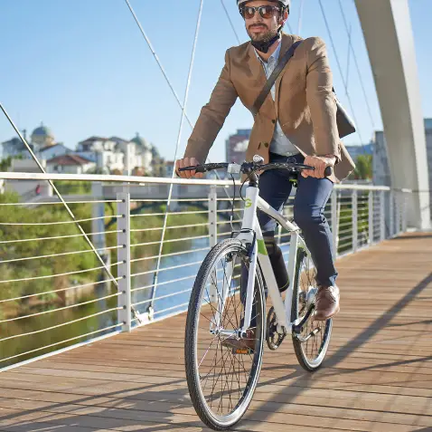 gtech športový elektrický bicykel jazdil na moste