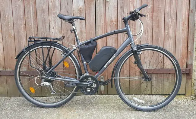 bicicleta de estrada especializada em barra plana convertida em elétrica